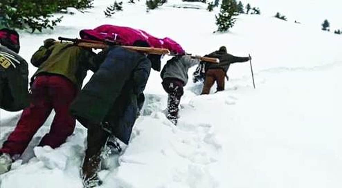 பனிப்பொழிவினால் விமான வசதி இல்லை: தாயின் உடலை தோளில் சுமந்து கொண்டு 50 கி.மீ நடந்த ராணுவ வீரர்!