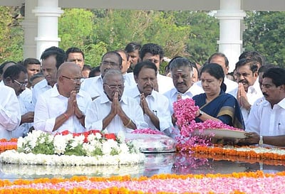 அண்ணா நினைவு தினம்: நினைவிடத்தில் சசிகலா மலர் தூவி அஞ்சலி!