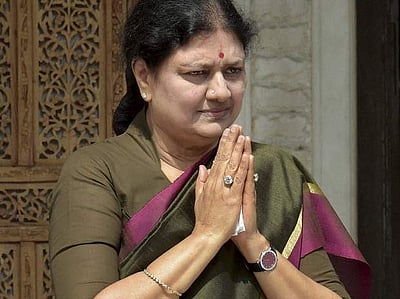 முதல்வராக பதவியேற்பு: நாளை ஆளுநரை சந்திக்கிறார் சசிகலா? 