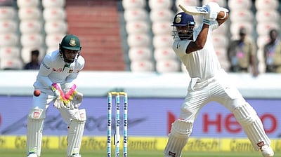 ஹைதராபாத் டெஸ்ட்: தேனீர் இடைவேளையில் இந்தியா 206/2