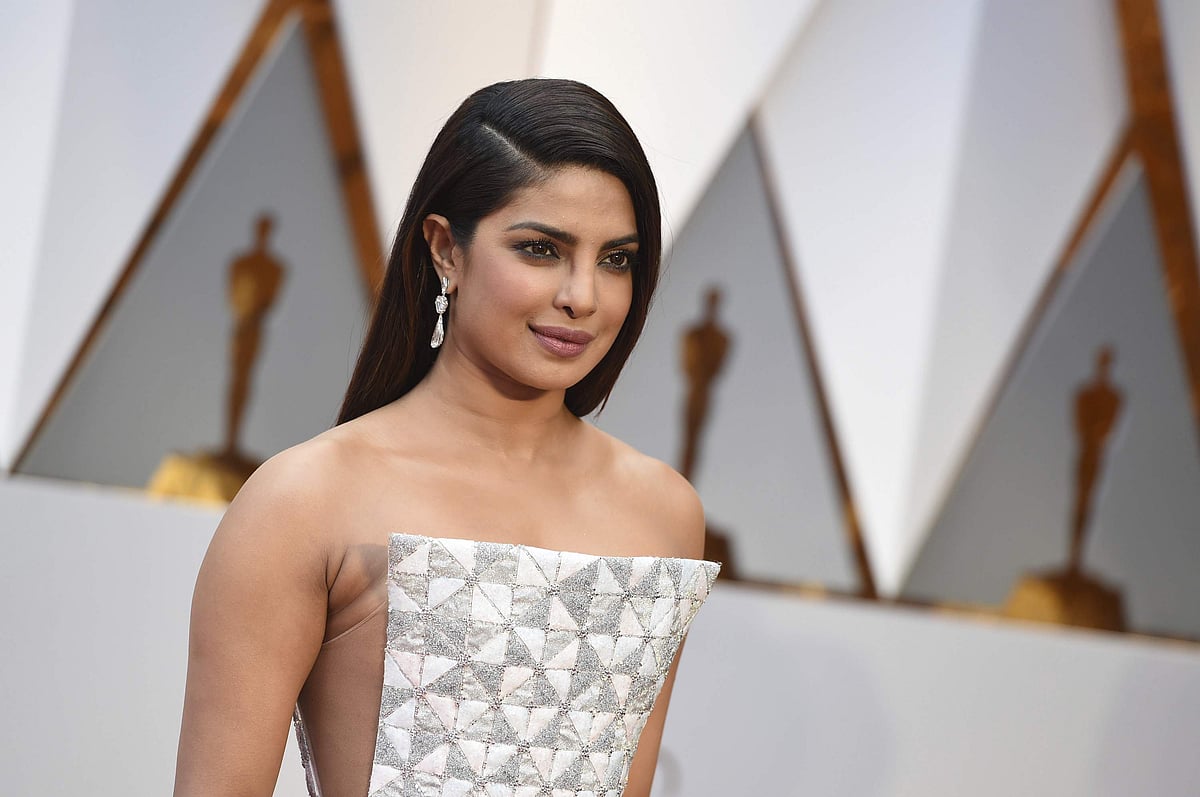 ஆடை விமரிசனம்: கவலைப்படாத ப்ரியங்கா சோப்ரா!