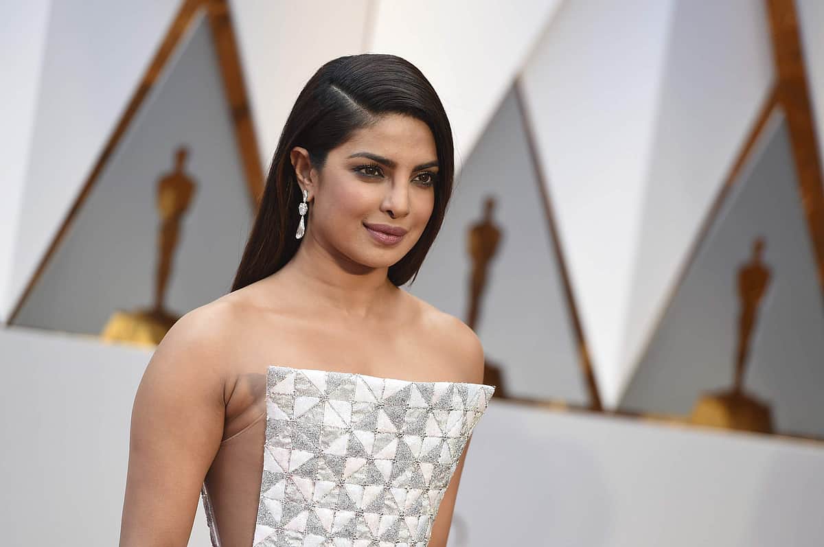 ஆடை விமரிசனம்: கவலைப்படாத ப்ரியங்கா சோப்ரா!