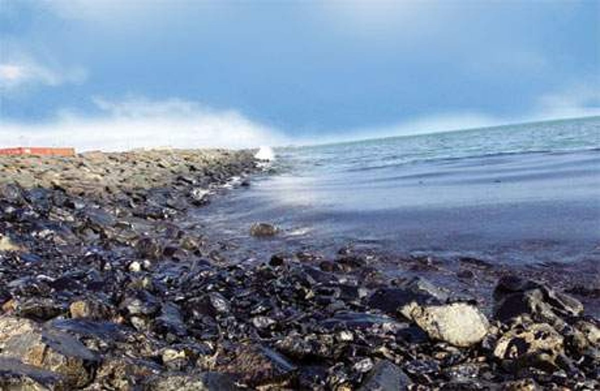 ஒரு மாதத்தை கடந்தும் நிறைவடையாத எண்ணெய் படிமங்களை அகற்றும் பணி