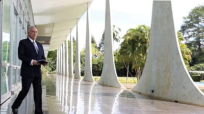 ஜனாதிபதியை ஓட்டம் பிடிக்க வைத்த 'அரண்மனை பேய்'!