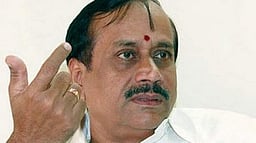 பாஜக மூத்த தலைவா் ஹெச்.ராஜா 
மருத்துவமனையில் அனுமதி 