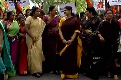 தில்லியில் கனிமொழி தலைமையில் பேரணி 