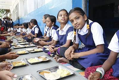 ஆதார் கார்டு கட்டாயத்தால் அரசு பள்ளிகள் மாணவர்களை இழக்கும் அபாயத்தை மத்திய அரசு உருவாக்கக் கூடாது!