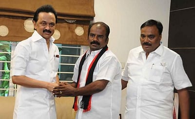 ஆர்.கே. நகர் இடைத்தேர்தல்: திமுக வேட்பாளர் மருது கணேஷ் வேட்பு மனு தாக்கல்