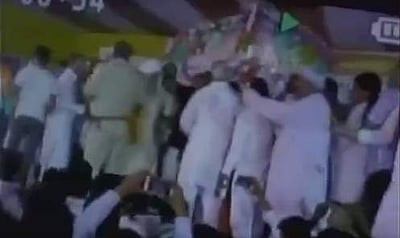 பிகாரில் லாலு பிரசாத் பங்கேற்ற நிகழ்ச்சி மேடை சரிந்ததால் பரபரப்பு