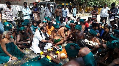 தில்லியில் தமிழக விவசாயிகள் போராட்டம்: வைகோ நேரில் சென்று ஆதரவு!