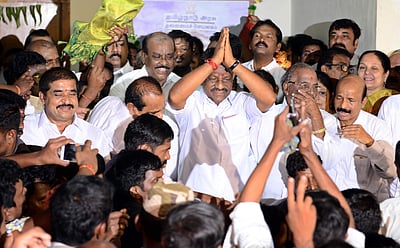 தினகரன் அணியினர் பணப்பட்டுவாடா: தேர்தல் ஆணையத்தில் ஓ.பி.எஸ் அணியினர் புகார்!   