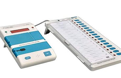 ஆர்.கே.நகர் இடைத் தேர்தல்: இறுதி களத்தில் 62 பேர்: 4 மின்னணு இயந்திரங்கள் பொருத்தப்படும்