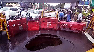 சென்னை அண்ணாசாலையில் திடீர் பள்ளம்: வாகன நெரிசல்; மக்கள் அவதி