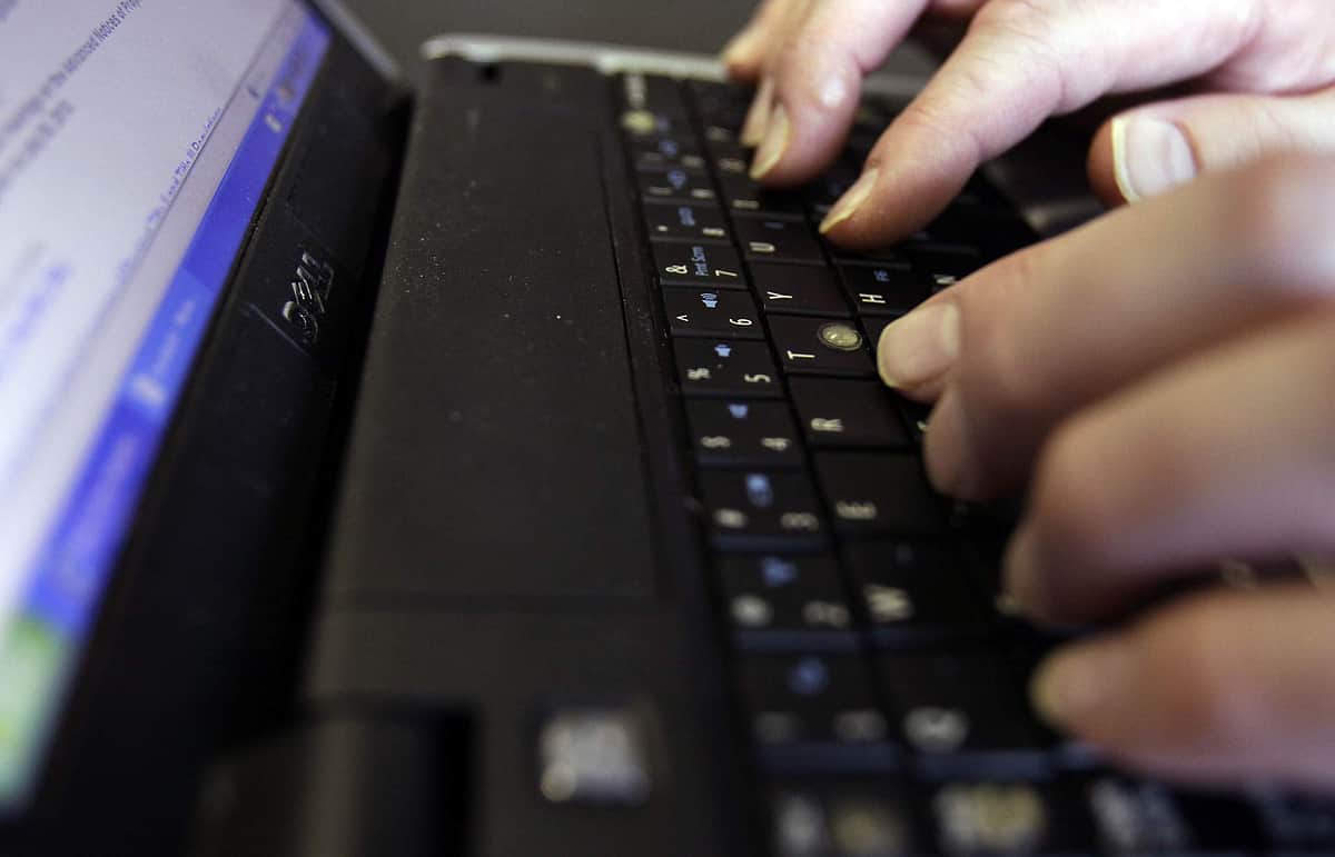 கல்வி நிலையங்களில் பாலியல் குற்றங்கள்: புகார் செய்ய தனி இணையதளம் உருவாக்கும் மஹராஷ்டிரா அரசு!