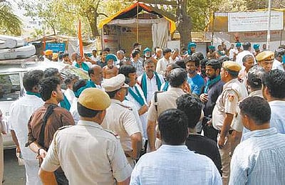 ஜந்தர் மந்தரில் போராடுவோருக்கு தில்லி காவல் துறையினர் அறிவுரை