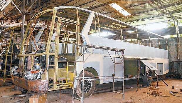 புதிய தரச்சான்றுக் கொள்கை: ஆபத்தை எதிர்நோக்கி பேருந்துக்கு கூண்டு கட்டும் தொழில்