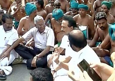 தமிழக விவசாயிகளை நேரில் சந்தித்து மு.க. ஸ்டாலின் ஆதரவு