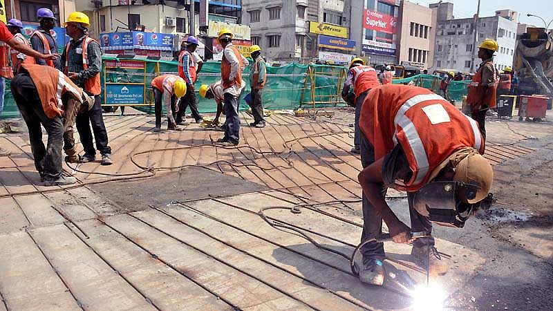 அண்ணா சாலையில் ஏற்பட்ட பள்ளம் சீரமைப்பு