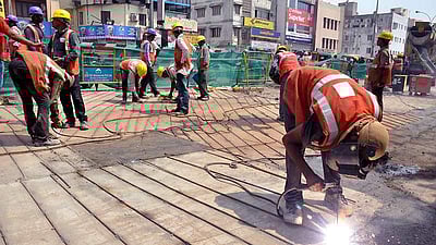 அண்ணா சாலையில் ஏற்பட்ட பள்ளம் சீரமைப்பு