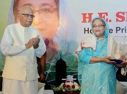 மனத் துயரங்களை ஒரே மேடையில் பகிர்ந்து கொண்ட அத்வானி, ஷேக் ஹசீனா