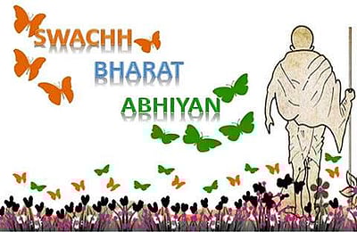 தயவு செய்து கழிப்பறை கட்டுங்க: பயனாளிகள் காலில் விழுந்து கேட்டுக்கொண்ட நகராட்சி ஆணையர்!
