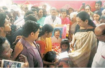 ஆர்கே நகர் தொகுதியில் பணம் கொடுத்த கட்சியை தடை செய்ய வேண்டும்: பிரேமலதா விஜயகாந்த்