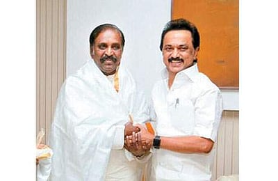 7-ஆவது முறையாக தேசிய விருது: வைரமுத்துவைப் பார்த்து கருணாநிதி ஆனந்தக் கண்ணீர்