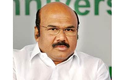 குளம் தேடி பறக்கும் கொக்கு போன்றவர் பாண்டியராஜன்: அமைச்சர் ஜெயக்குமார் ஆவேசம்