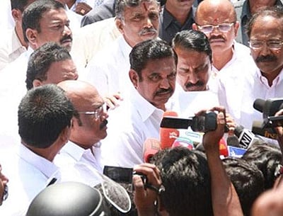 முதல்வர் எடப்பாடி பழனிசாமியுடன் அமைச்சர்கள் அவசர ஆலோசனை!