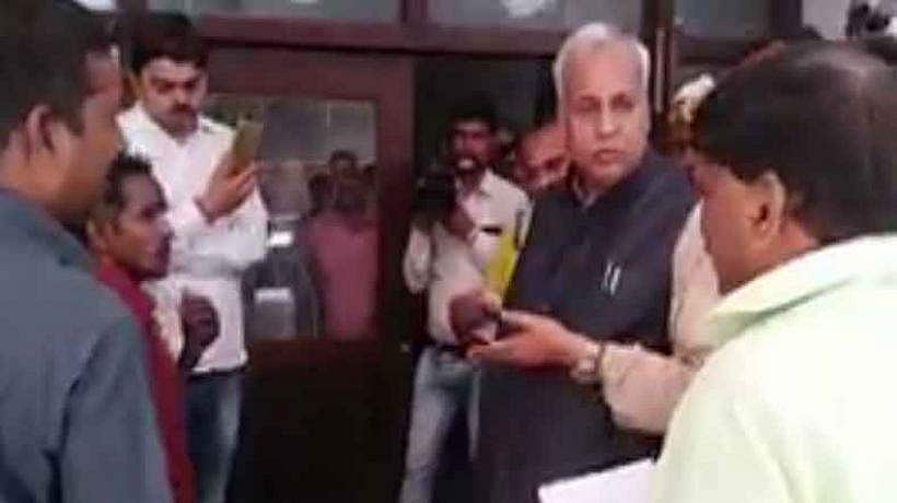 மாற்றுத் திறனாளி ஊழியரை அவமானப்படுத்திய உத்தரபிரதேச அமைச்சர் : வைரல் வீடியோ!