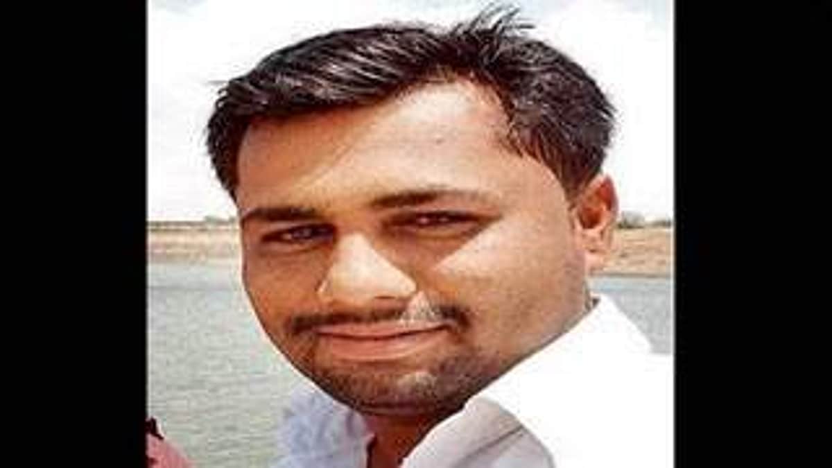 கிராமத்தில் எல்லார் வீட்டிலும் கழிப்பறை வந்த பின்னர்தான் திருமணம்:நிறைவேறிய ஒரு கிராம ஊழியரின் சபதம்!