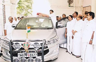 சிவப்பு சுழல் விளக்கை அகற்றினார் முதல்வர்