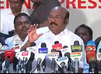 டிடிவி தினகரன் துணைப் பொதுச்செயலாளர் பதவியில் இருக்கிறாரா?: அமைச்சர் ஜெயக்குமார் கேள்வி