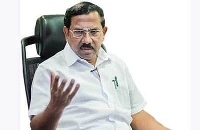 தேசியக் கொடியை அவமதித்த வழக்கு: மாஃபா பாண்டியராஜன் நீதிமன்றத்தில் சரண்