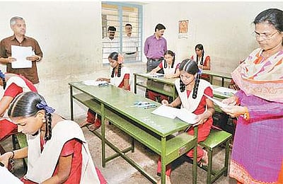 தமிழகம், புதுச்சேரியில் பிளஸ் 2 பொதுத் தோ்வு தொடங்கியது