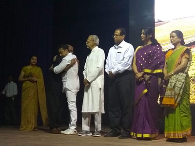 ரஜினியைக் கட்டிக்கொண்ட கமல்! உணர்வுபூர்வமான காட்சிகள்! (படங்கள்)