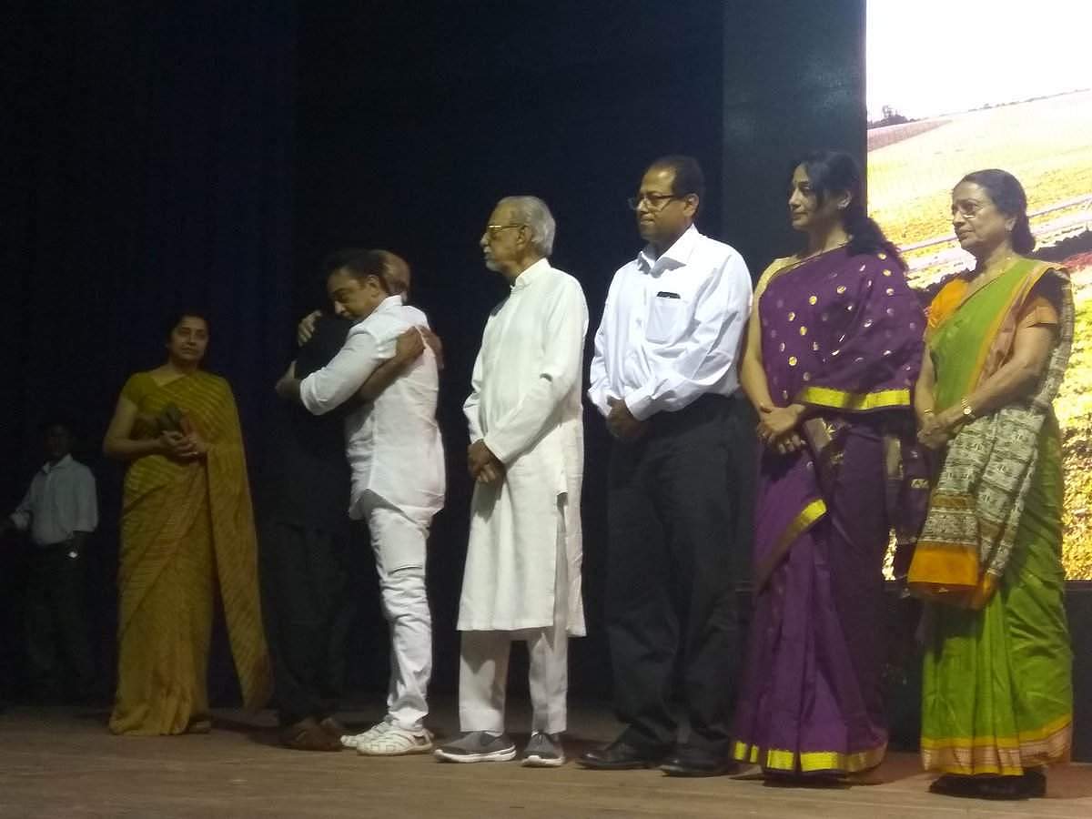 ரஜினியைக் கட்டிக்கொண்ட கமல்! உணர்வுபூர்வமான காட்சிகள்! (படங்கள்)