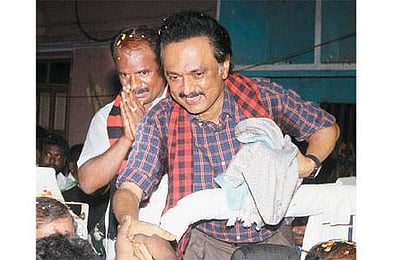 அ.தி.மு.க. அணி வேட்பாளர்கள் மக்கள் சேவைக்காக போட்டியிடவில்லை: மு.க.ஸ்டாலின்