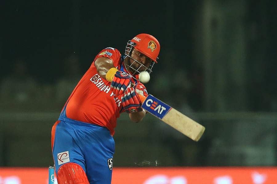 நான்காவது டி20 சதம்: சுரேஷ் ரெய்னா அசத்தல்!