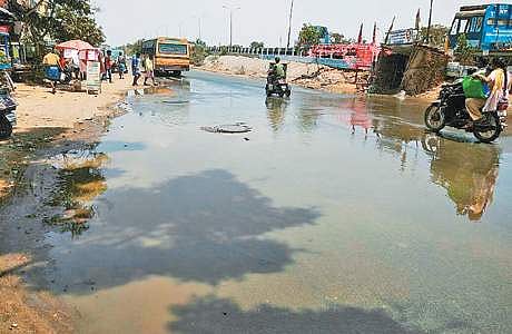 திருவொற்றியூர் சாலையில் பெருக்கெடுக்கும் கழிவுநீர்: பொதுமக்கள் அவதி