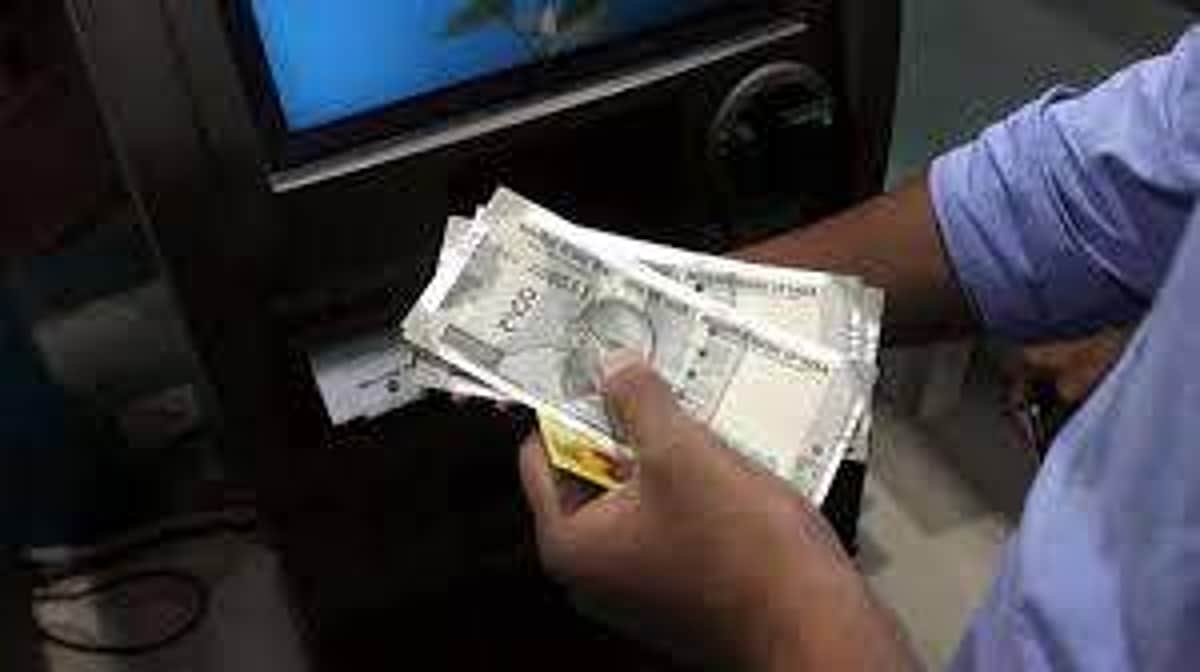 இனி ஏ.டி.எம்மில் பணம் எடுத்தாலும் கட்டணம்: இது எஸ்.பி.ஐயின் கேரளா அட்டாக்!