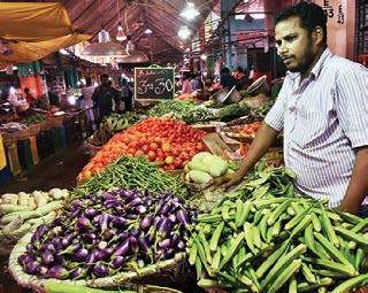 கோயம்பேடு சந்தையில் விண்ணை முட்டும் காய்கறி விலை; தக்காளி விலை இரட்டிப்பாகும்?