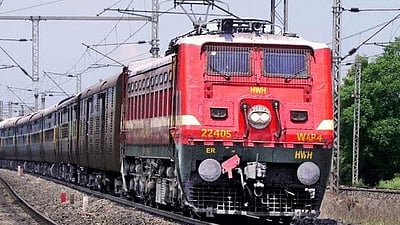 போக்குவரத்து தொழிலாளர் வேலைநிறுத்தம் எதிரொலி: நாளை முதல் சிறப்பு ரயில்கள் இயக்கம்