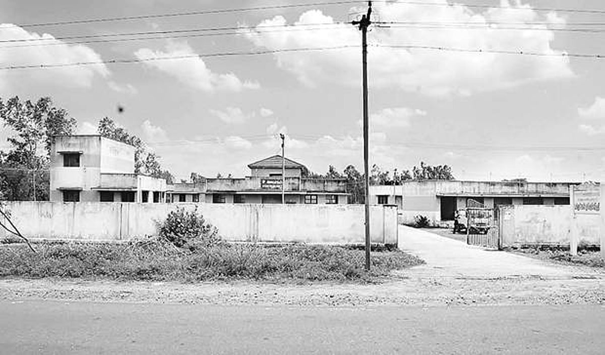 கங்கைகொண்ட சோழபுரத்தில் பராமரிப்பின்றி கிடக்கும் பயணியர் மாளிகை