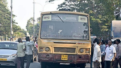 தமிழகத்தில் பல்வேறு இடங்களில் வன்முறை: 23 பேருந்துகளின் கண்ணாடிகள் உடைப்பு