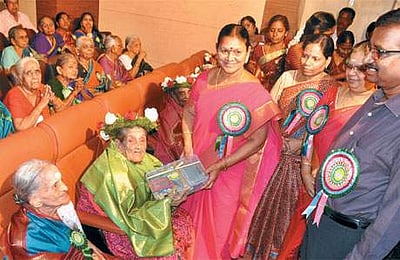 அரசு அதிகாரி ராஜமீனாட்சி கூறிய புகார் குறித்து 4 நாட்களுக்குப் பின் அமைச்சர் சரோஜா விளக்கம்