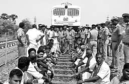 ராமநாதபுரத்தில் ரயில் மறியலில்
ஈடுபட முயன்ற 33 போ் கைது
