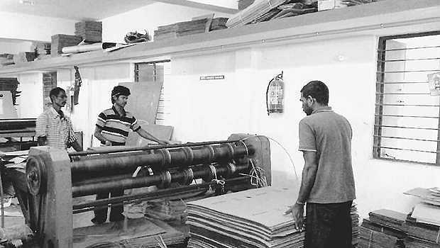 மூலப்பொருள் விலை கடுமையாக உயர்வு: முடங்கும் அபாயத்தில் அட்டைப்பெட்டி தயாரிப்பு தொழில்