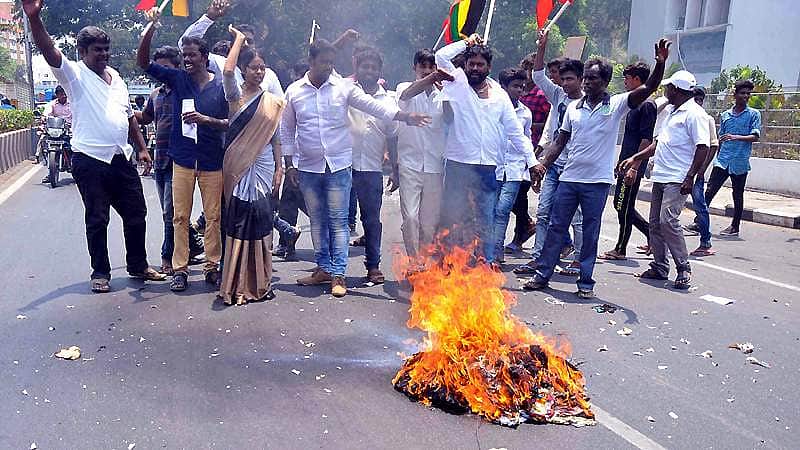 ரஜினி உருவ பொம்மை எரிப்பு