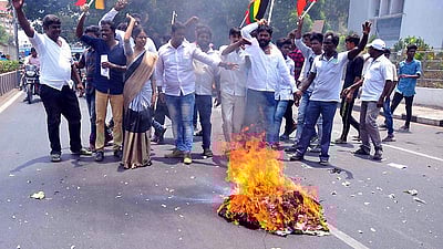 ரஜினி உருவ பொம்மை எரிப்பு